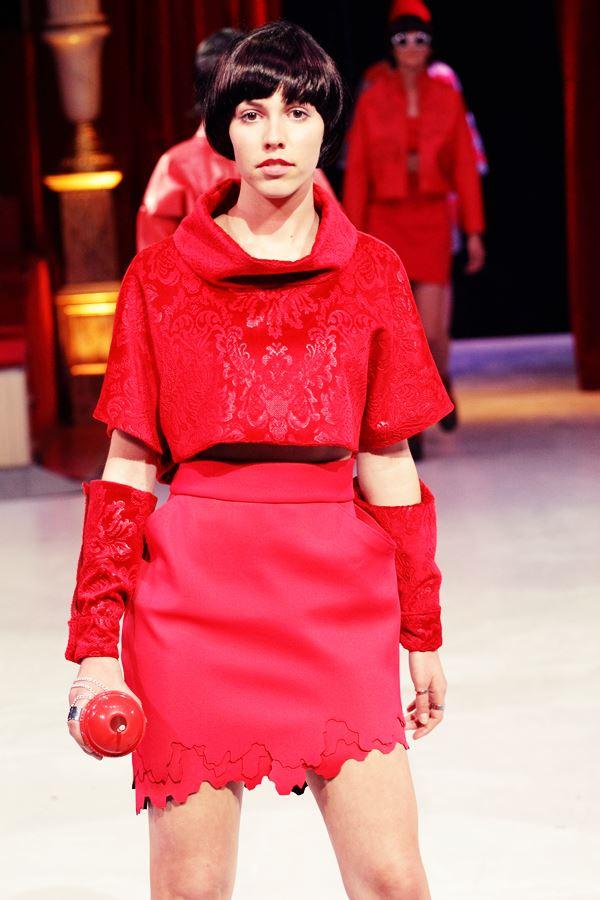 Thème La femme en rouge