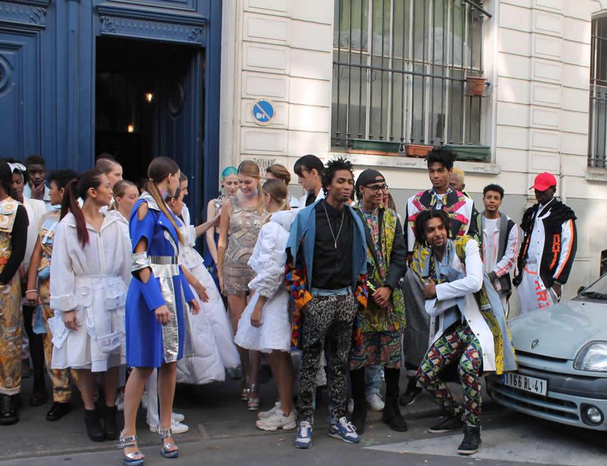 sortie des mannequins devant l'école