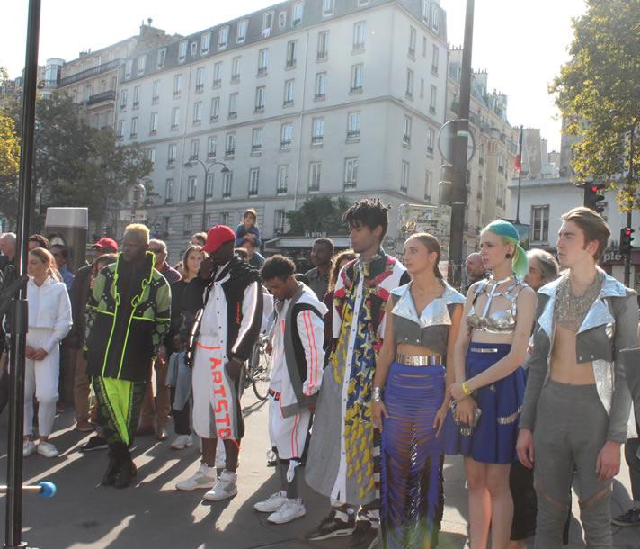 mannequins sur la place devant le cirque d'hiver